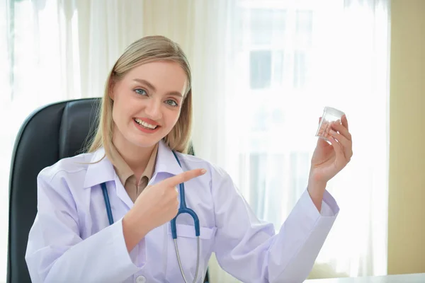 Doutor Conceito. Médico sorridente posando no escritório. Jovem docto — Fotografia de Stock