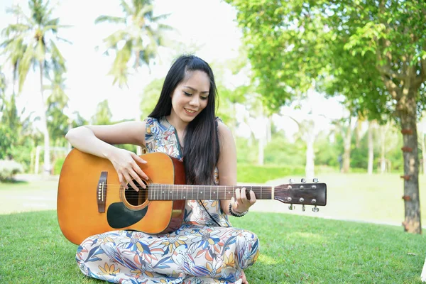 Музика концепцій. Азіатські дівчата гри на гітарі. Азіатські жінки розслабляючий — стокове фото