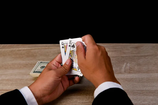 Τα τυχερά παιχνίδια έννοιες. Επιχειρηματίες είναι τα τυχερά παιχνίδια στο καζίνο. Betti — Φωτογραφία Αρχείου