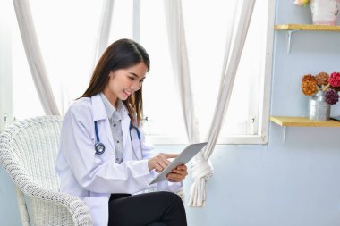 Doktor kavramı. Ofiste poz doktor gülümseyerek. Genç docto