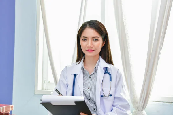 Doctor Concept. Médico sonriente posando en el consultorio. Joven docto — Foto de Stock