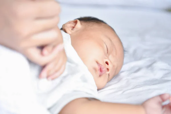 Concepto para recién nacidos. Madre e hijo en una cama blanca. Mamá y bebé b —  Fotos de Stock