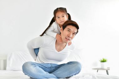 Aile kavramı. Genç kız ve anne aşık gösterilen 