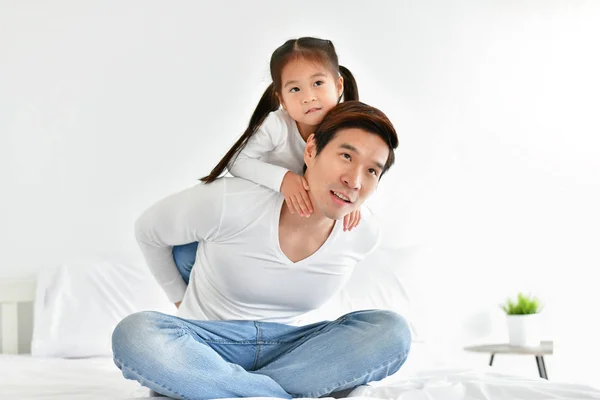 Concepto familiar. Las niñas y los padres están mostrando amor en el — Foto de Stock