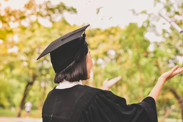 Examen-konceptet. Graderad studenter examen dag. Asiatiska — Stockfoto