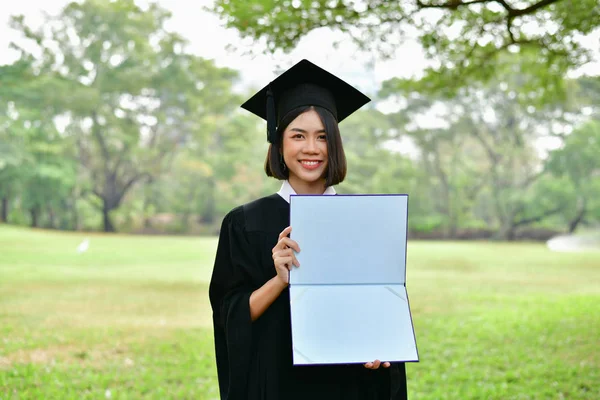 Concetto di laurea. Studenti laureati il giorno della laurea. Asiatico — Foto Stock