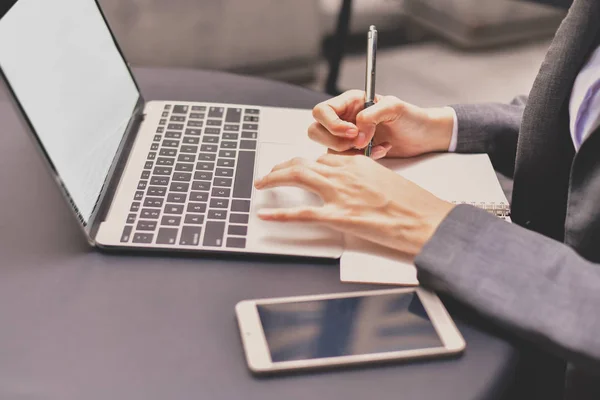 Concepto de negocio.Joven empresaria asiática está trabajando feliz.Yo — Foto de Stock