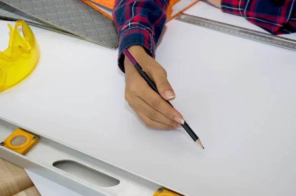 Arquitectos que trabajan con planos, inspeccionando el motor del lugar de trabajo — Foto de Stock