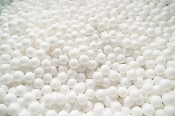 Bola blanca en el patio, fondo blanco de la bola — Foto de Stock