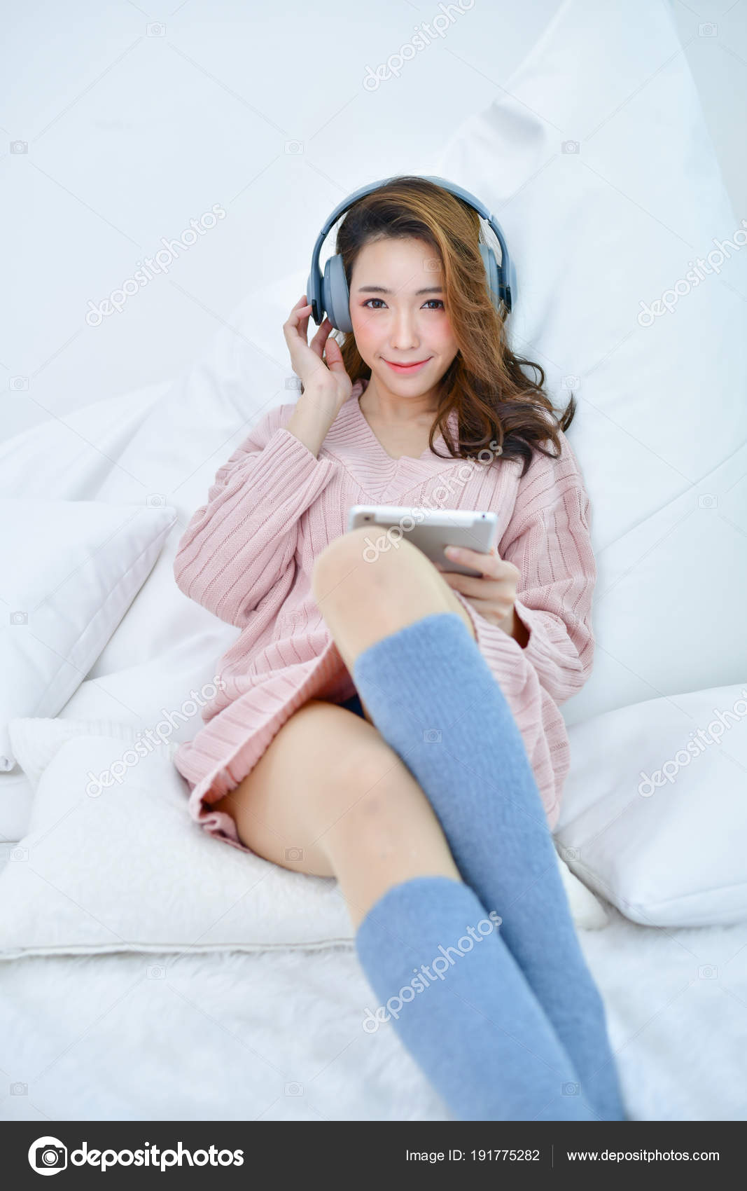 Winter Concept Cute Asian Girl Winter Dress Beautiful Woman Relaxing Stock  Photo by ©siriwat.tree@gmail.com 191775282