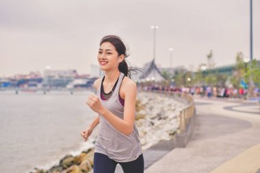 Spor kavram. Güzel kız sahilde koşu ile egzersiz olduğunu. Güzel kız egzersiz mutludur.