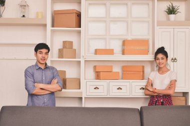 KOBİ iş kavramı. Asya gençler onların paketleri yüklüyorsunuz. Teslim iş küçük ve orta işletme (KOBİ). Genç adam evde çalışıyor. Sahibi genç başlatmak için iş Online.