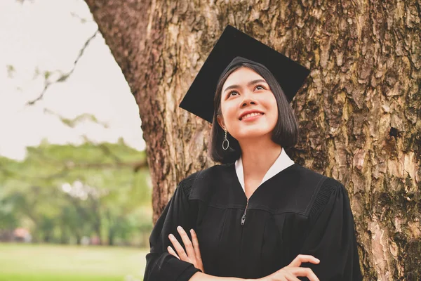 Érettségi Fogalma Zenetanítás Érettségi Napján Ázsiai Diákok Mosolyog Boldogan Érettségi — Stock Fotó
