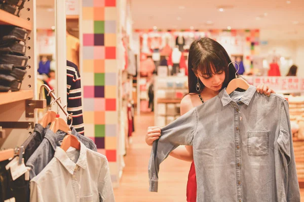 Conceito de compras. Meninas asiáticas estão comprando no shopping. Beautifu. — Fotografia de Stock