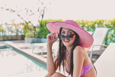 Mayo kavramı. Güzel kız pembe mayo giyiyor. Durağındayım