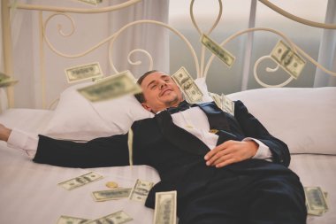 Kavramı çok zengin işadamı. Parasıyla mutlu işadamıdır. Parasını gösterilen bir işadamı.