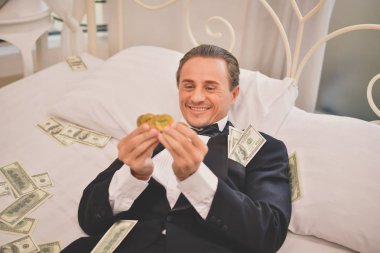 Kavramı çok zengin işadamı. Parasıyla mutlu işadamıdır. Parasını gösterilen bir işadamı.