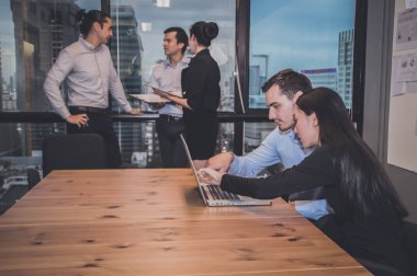 İş kavramları. İşadamı ofisinde çalışıyor. İş Pe