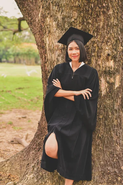 Concetto di laurea. Studenti laureati il giorno della laurea. Asiatico — Foto Stock