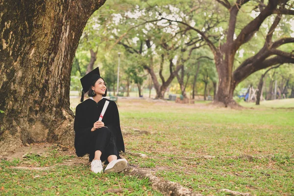 Concepto de graduación. Estudiantes graduados el día de la graduación. Asiática —  Fotos de Stock