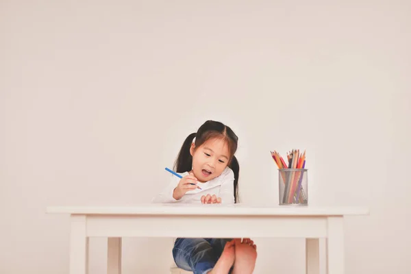 Concetto Famiglia. Le famiglie stanno disegnando attività in casa. Fami — Foto Stock