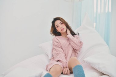 Kış konsepti. Şirin Asyalı kız kış elbise. Güzel kadın