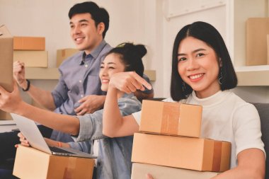 KOBİ iş kavramı. Asya gençler onların paketiDesteklenen ambalaj