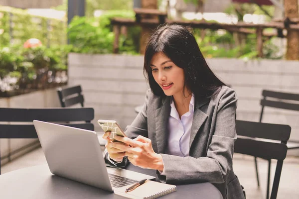 Concepto de negocio.Joven empresaria asiática está trabajando feliz.Yo — Foto de Stock