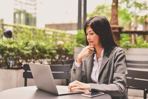 Concepto de negocio.Joven empresaria asiática está trabajando feliz.Yo — Foto de Stock