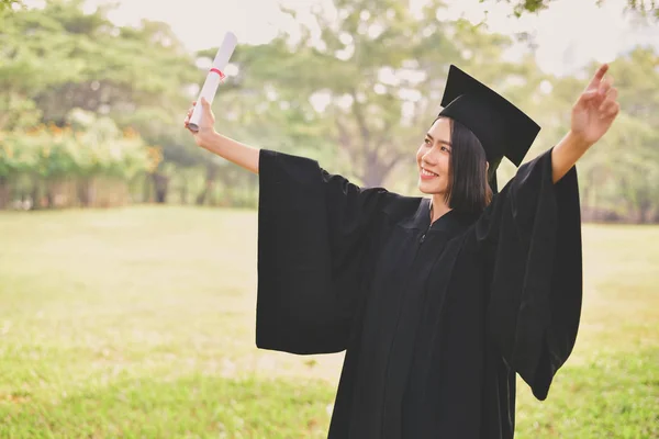 Concept de graduation. Étudiants diplômés le jour de l'obtention du diplôme. Asiatique — Photo