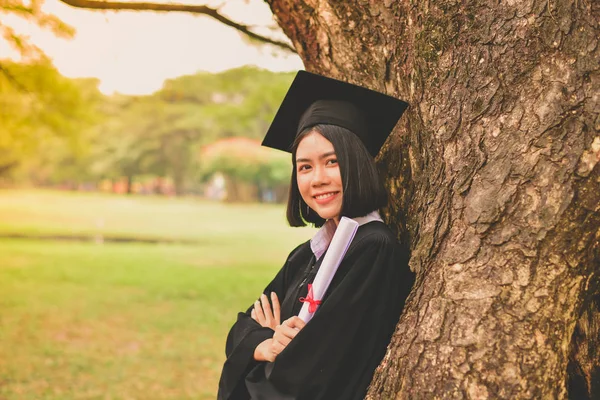 Concept de graduation. Étudiants diplômés le jour de l'obtention du diplôme. Asiatique — Photo