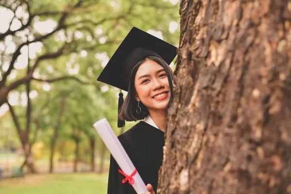 Concept de graduation. Étudiants diplômés le jour de l'obtention du diplôme. Asiatique — Photo