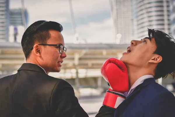 Concepto Gente de negocios jugando deportes, hombre de negocios usando caja — Foto de Stock