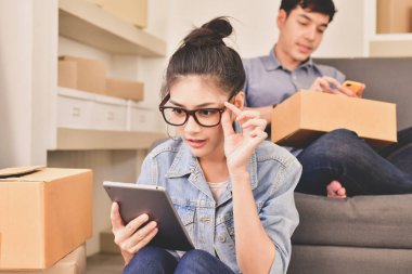 KOBİ iş kavramı. Asya gençler onların paketiDesteklenen ambalaj