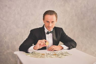 Kavramı çok zengin işadamı. Parasıyla mutlu işadamıdır. Parasını gösterilen bir işadamı.