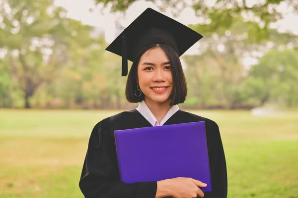 Concept de graduation. Étudiants diplômés le jour de l'obtention du diplôme. Asiatique — Photo