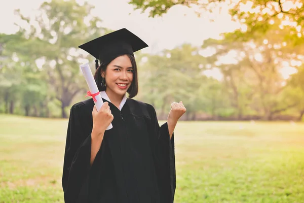 Afstuderen Concept. Afgestudeerde studenten op de graduatiedag. Aziatische — Stockfoto