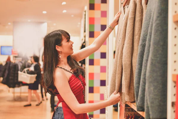 Concepto de compras. Las chicas asiáticas están de compras en el centro comercial. Beautifu. — Foto de Stock