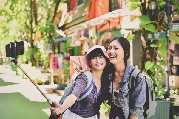 Los turistas están tomando fotos en la ciudad . — Foto de Stock