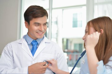 Sağlık kavramları. Doktor çocuğun sağlığını incelenmesi
