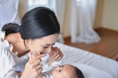 Yeni doğan kavramı. Anne ve çocuk beyaz bir yatakta. Anne ve bebek b