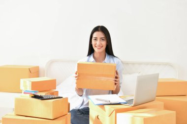 KOBİ iş kavramı. Gençler onların paketleri yüklüyorsunuz. De