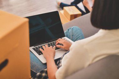 KOBİ iş kavramı. Asya gençler onların paketiDesteklenen ambalaj