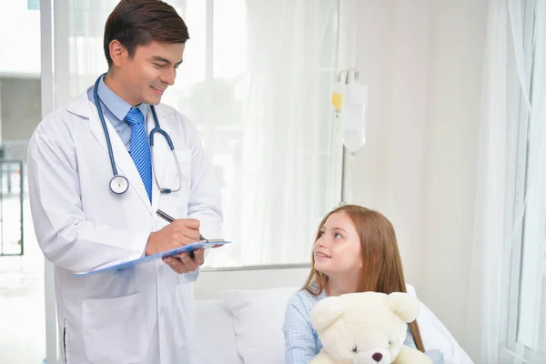 Εννοιών της υγείας. Ο γιατρός εξετάζει την υγεία του παιδιού — Φωτογραφία Αρχείου