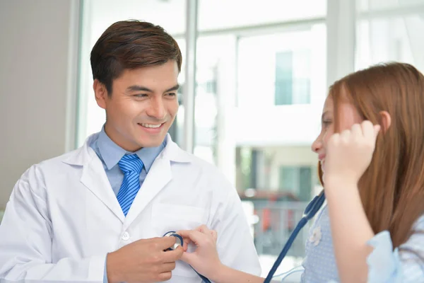 Jaminan Kesehatan. Dokter sedang memeriksa kesehatan anak itu. — Stok Foto