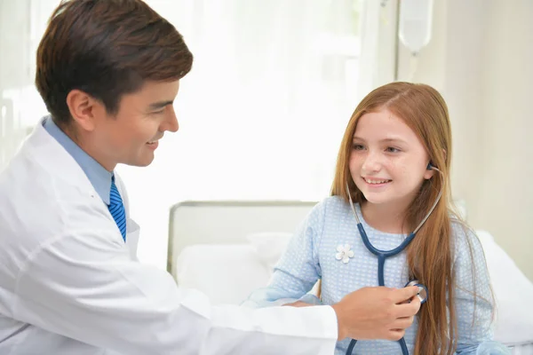 Egészségügyi fogalmak. Az orvos megvizsgálja a gyermek egészségét — Stock Fotó