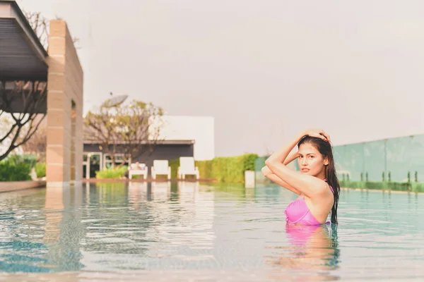 Концепція купальника. Красива дівчина в рожевому купальнику. Боутіту — стокове фото