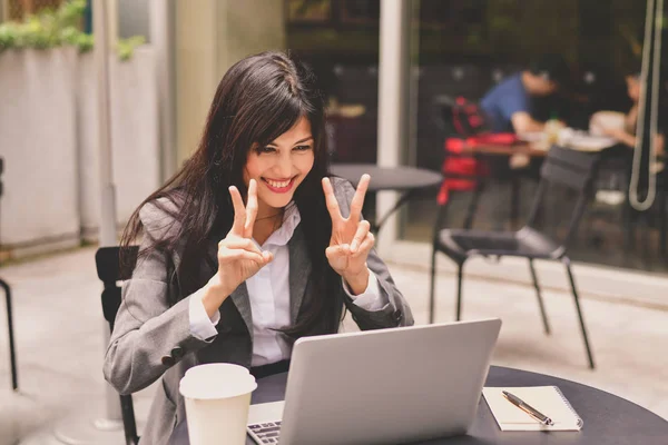 Concepto de negocio.Joven empresaria asiática está trabajando feliz.Yo — Foto de Stock