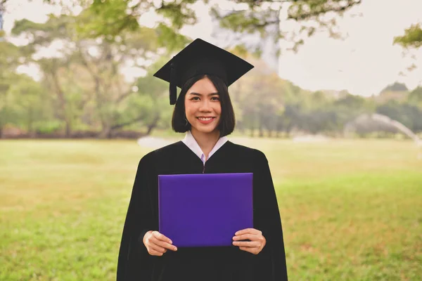 Concept de graduation. Étudiants diplômés le jour de l'obtention du diplôme. Asiatique — Photo