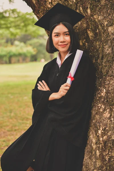 Concept de graduation. Étudiants diplômés le jour de l'obtention du diplôme. Asiatique — Photo